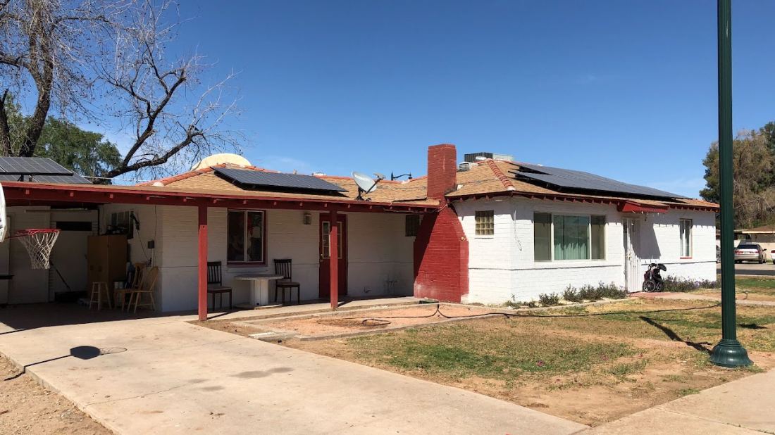 30 E Linda exterior before