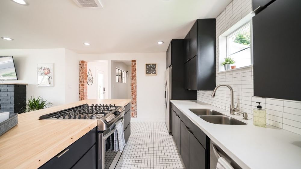 30 E Linda finished kitchen with gas range